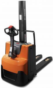 ELEVATORE A TIMONE ELETTRICO 8 QUINTALI ELEVATORE A TIMONE ELETTRICO 8 QUINTALI