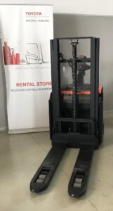 Stoccatore a timone elettrico TOYOT BT SWE 200D, usato