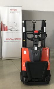 Elevatore a timone, stoccatore elettrico, TOYOTA BT SWE 200D con pedana operatore, usato.