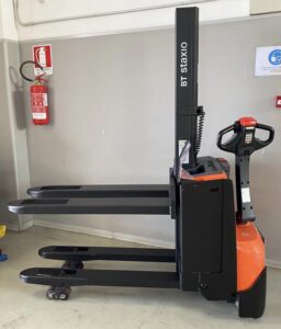 Elevatore a timone TOYOTA BT SWE 080L - 8 quintali con razze di supporto elevabili