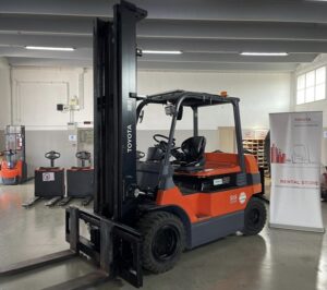 Elevatore muletto elettrico TOYOTA