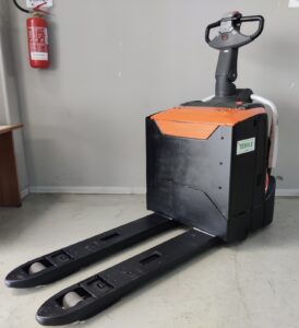Transpallet elettrico TOYOTA BT LPE200 usato, 20 quintali, con pedana operatore e protezioni laterali