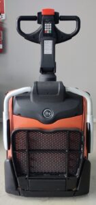 Transpallet elettrico TOYOTA BT LPE200 usato, 20 quintali, con pedana operatore antiscivolo per cella frigo e protezioni laterali