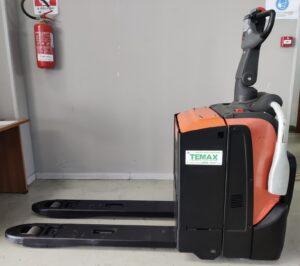Vista laterale del Transpallet elettrico TOYOTA BT LPE200 usato, 20 quintali, con pedana operatore e protezioni laterali