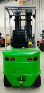 Vista posteriore del Muletto elettrico CESAB CenTAURO 200L 20 quintali. Dotato di gruppi ottici posteriori