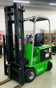 Carrello elevatore elettrico CESAB CenTAURO 200L - Con griglia reggicarico, pannellatura superiore in plastica trasparente e fari da lavoro anteriori