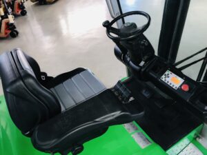 CESAB B630 - Particolare interno cabina: bracciolo con comandi Fingertips - Servosterzo idraulico, inversore di marcia a pedale