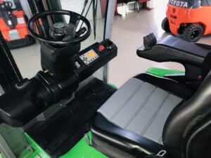 CESAB B630 - Display elettronico, freno di stazionamento manuale e vano portaoggetti