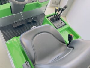 CESAB Drago 200 - Vista interno cabina - sedile nuovo - inversore di marcia a pedale - comandi a leve con 4 vie e freno di stazionamento elettronico