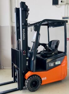 Carrrello elevatore elettrico usato TOYOTA Traigo24 - Dotato di pannellatura superiore ed anteriore con tergicristallo, griglia reggicarico e gommatura nuova