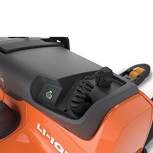 Particolare del carica batterie integrato a bordo macchina su transpallet elettrico TOYTOTA BT LWI160 - 16 quintali