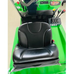Particolare interno cabina, sedile nuovo, comandi a leve e display elettronico, inversore di marcia a pedale (D2 Pedal)