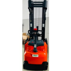 Elevatore a timone TOYOTA BT STAXIO, 16 quintali, particolare del telaio più largo che consente maggiore portata in altezza e protezione anticesoiamento con rete metallica