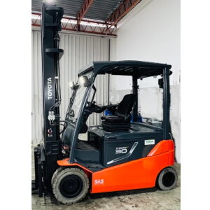 Carrello elevatore 30 quintali usato - Dotato di gommatura antitraccia, semicabina, fari da lavoro anteriori a LED e 5 vie idrauliche.