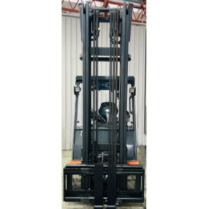 Vista frontale del carrello elevatore elettrico usato con montante duplex Sal 4.500mm