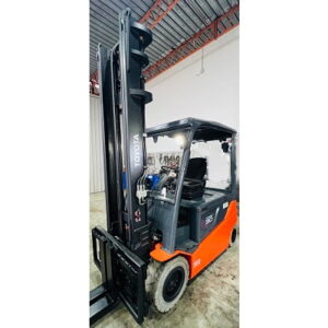 Muletto elettrico usato TOTOTA Traigo 80 - 30 quintali. In evidenza montante duplex Sal 4.500mm, con gommatura antitraccia, semicabina e 5 vie idrauliche.