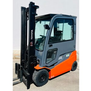 Muletto elettrico usato TOYOTA TRAIGO 80 volt - 25 quintali - mod. 8FBMT25 con cabina completa di portiere