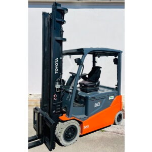 Carrello elevatore elettrico usato TOYOTA TRAIGO 80, 30 quintali, dotato di gommatura antitraccia e semicabina