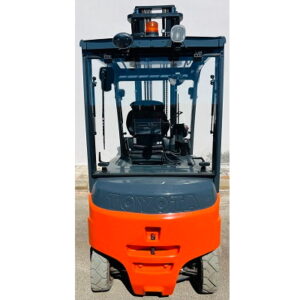 Vista posteriore del carrello elevatore elettrico usato 80volt TOYOTA TRAIGO 80, con particolare delle ruote antitraccia e Hot Spot Blu di sicurezza in retromarcia