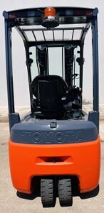 VISTA POSTERIORE DEL CARRELLO ELEVATORE ELETTRICO TOYOTA TRAIGO 48 18 QUINTALI USATO