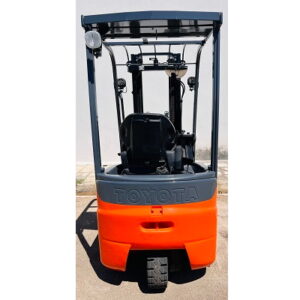 Vista posteriore del carrello elevatore elettrico usato TOYOTA Traigo24 - 15 quintali, monoruota, 24 volt