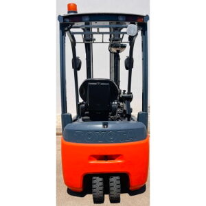 VISTA POSTERIORE DEL CARRELLO ELEVATORE ELETTRICO USATO TOYOTA TRAIGO 48, 15 QUINTALI. CON DOPPIE RUOTE CENTRALI