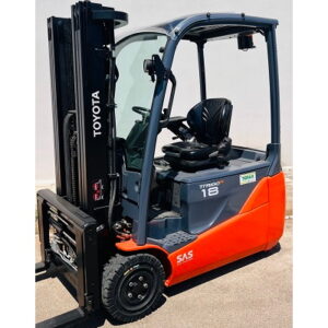CARRELLO ELEVATORE ELETTRICO SATO TOYOTA TRAIGO 48 VOLT, 18 QUINTALI CON MONTANTE TRIPLEX AD ALZATA LIBERA 4.500mm